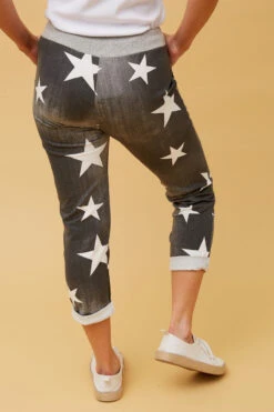 JANJA STAR PRINT JOGGER -Printedcarpetus 14e7a2960cd0c7d8336496c4d438241c 72f50f19 0bf8 4d89 b3ee 4fdb33d7aac9