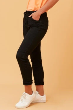 BRENTA SOLID JOGGER PANTS -Printedcarpetus 4b106afe091ccab1b28d308ba49e7152