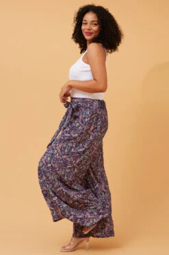 ADDISON FLARED BORDER PRINT PANTS -Printedcarpetus da83667c4a647923086e402b640e5513