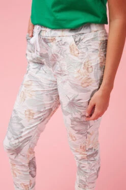JANJA TROPICAL PRINT JOGGERS -Printedcarpetus ec91c73bba63c5483c47fcb051ffd9fa